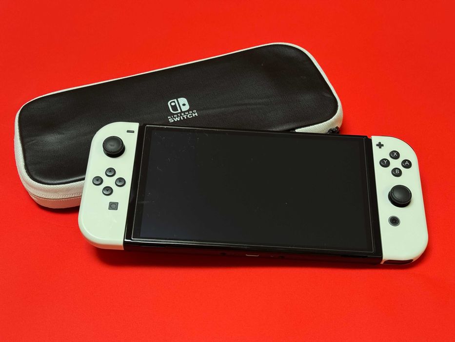 Nintendo Switch OLED Albă 64GB Modată + Husă & Folie Ecran + Jocuri la alegere