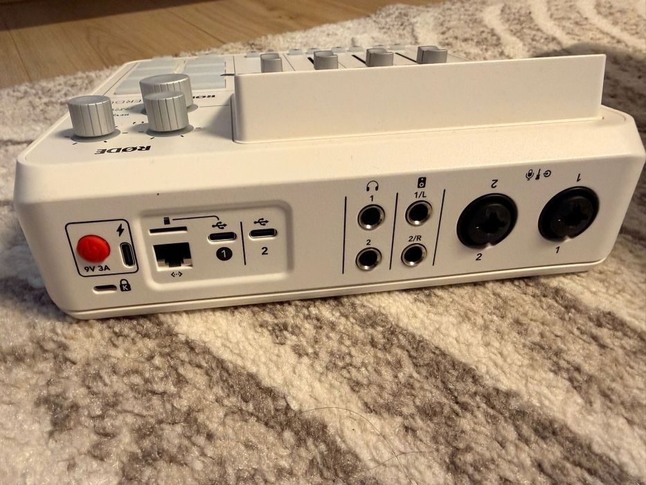 Pachet audio Rode Rodecaster Duo (alb) + Rode NT-USB+ (negru)