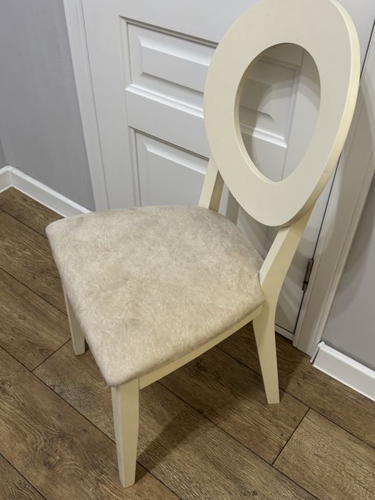 4 стула молочного цвета