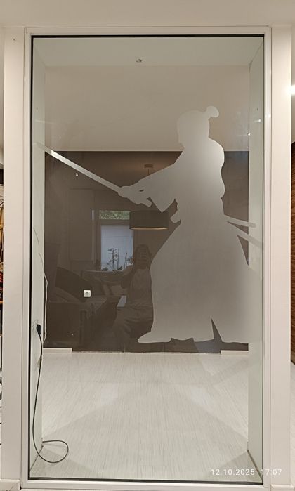 Стъклена витрина със рсмка