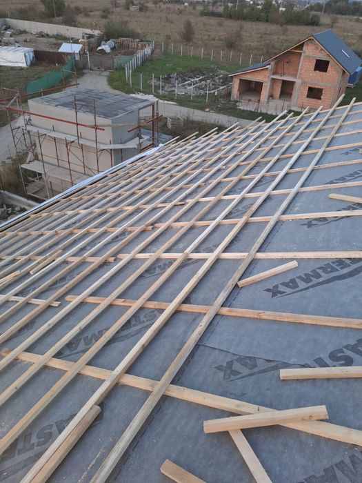 Constructii case la rosu / la cheie / acoperise