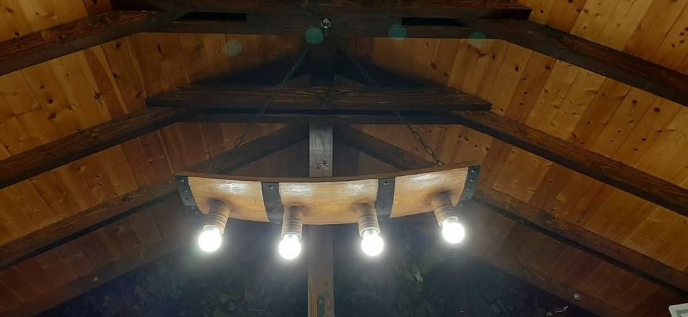 Осветление, декорация, лампи от колела от каруца и бъчви