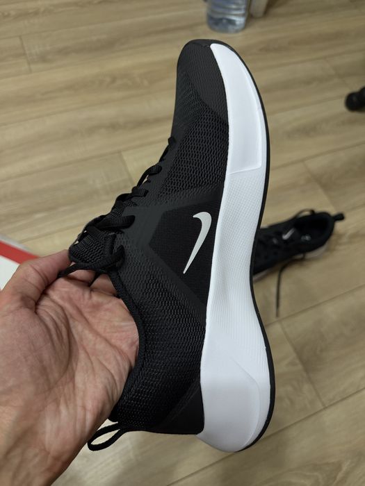 Продам мужские кроссовки Nike
