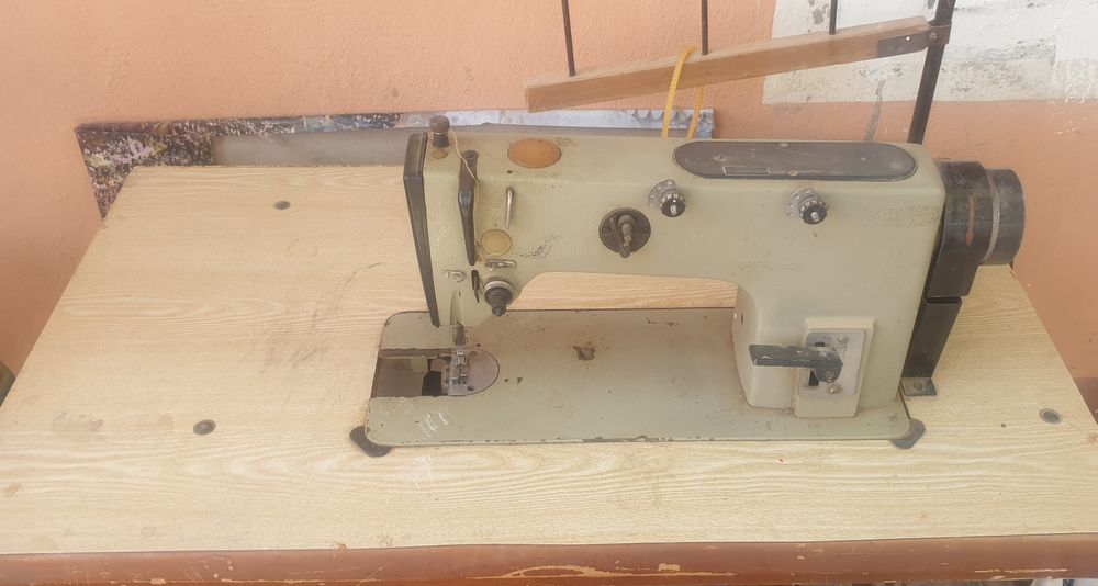 Фабричная швейная машинка(Российская)
марки «1022 мк»(лучше и дешевле