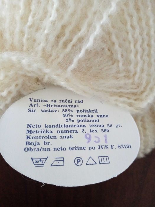 Бяла прежда тип мохер, мека бежова прежда, червен полиакрил, конци.