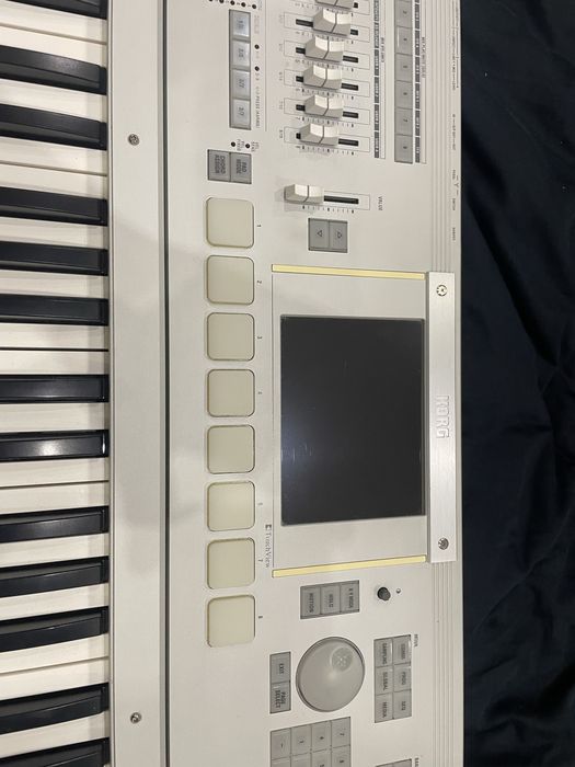 Продавам korg m3 като нов + калъф на korg