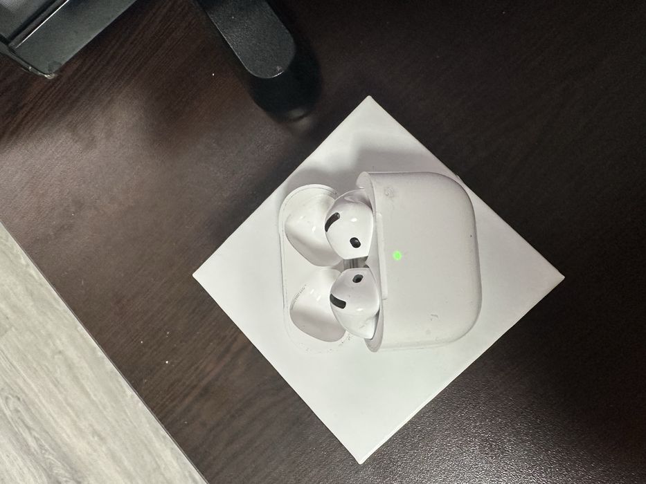 AirPods 4 ( Ansamblate în Vietnam)