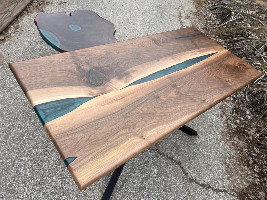 Налички холна и трапезна маса от орех и епоксидна смола