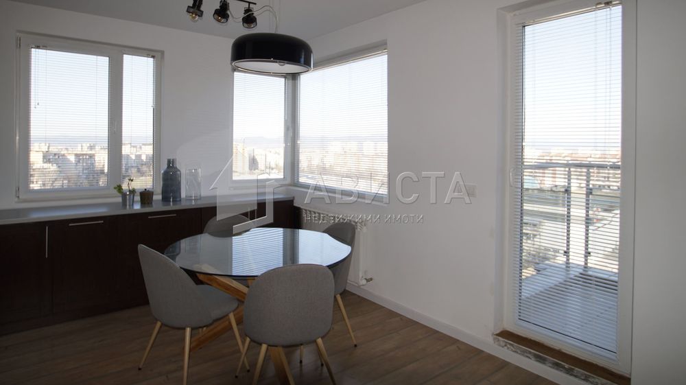 Просторен четиристаен апартамент в Младост 4