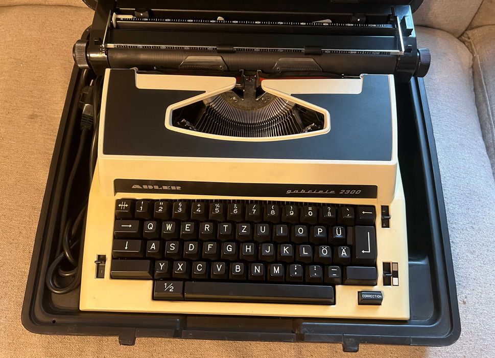 Masina de scris electrica mecanica Triumph Gabriele 2300