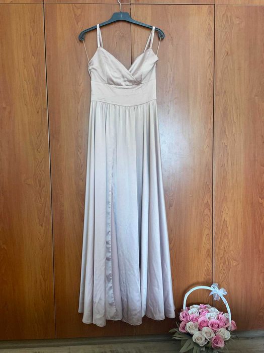 Елегантна стенен рокля в цвят пепел от рози.