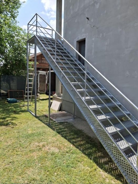 Scari zincate 75x27cm cu 13 trp