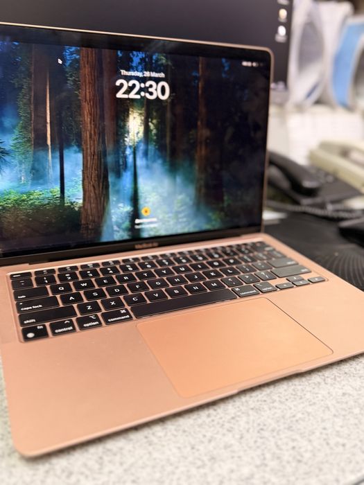 Продам Macbook air, M1
