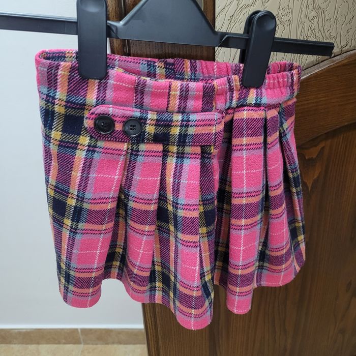 Vând fustă pentru fete, potrivita pentru 5-6 ani