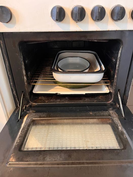 Продавам работеща готварска печка.