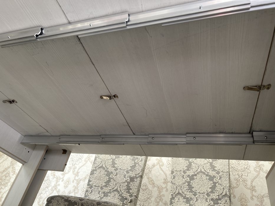 Стол сатылады орындыктарымен