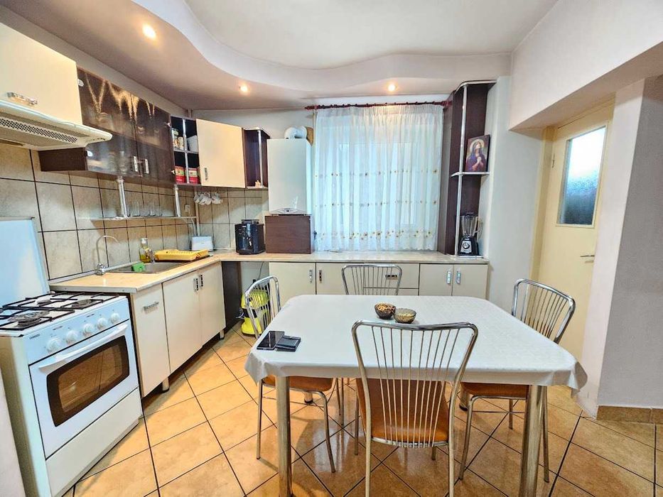 Apartament 3 camere Tudor etaj 2 cu balcon 16 mp zona Fortuna