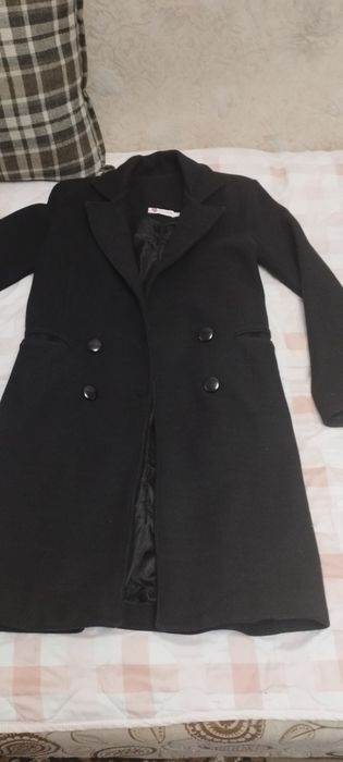 Молодежное женское пальто черного цвета  размер 44-46