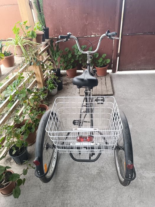 Vînd bitigla cu trei roti