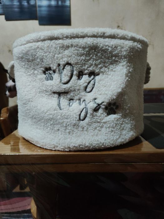 Продам новую, мохнатенькую корзину для собачьих игрушек и вещей.