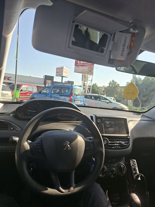 Vând Peugeot 208