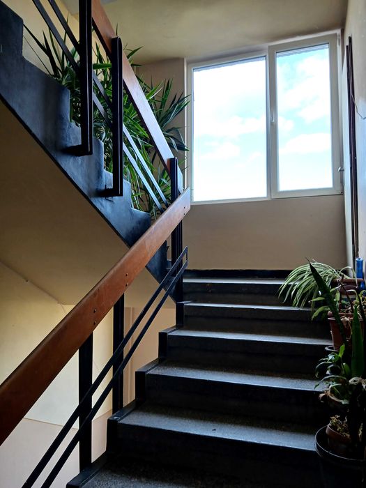 Продавам 4-стаен монолитен апартамент до Камела