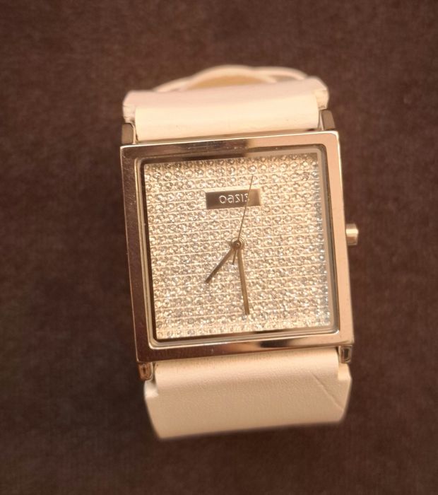 Продавам дамски часовник Oasis B583