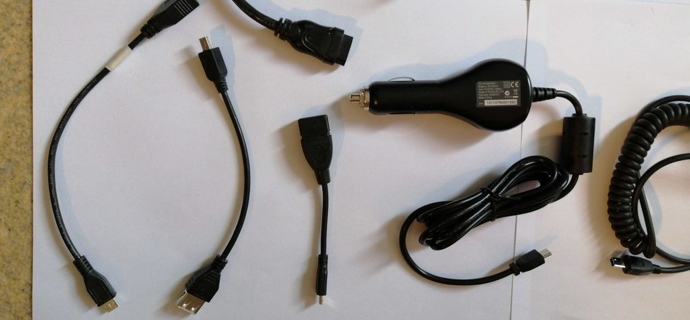 Incarcatoare/adaptoare cu fir auto ,cabluri diverse.