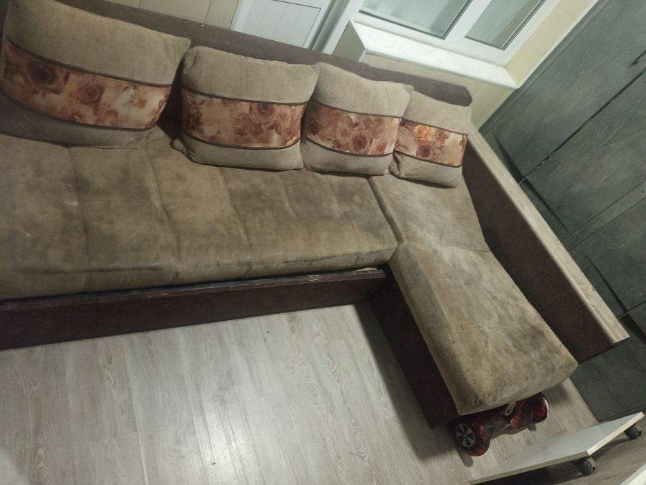 диван удобный грязный