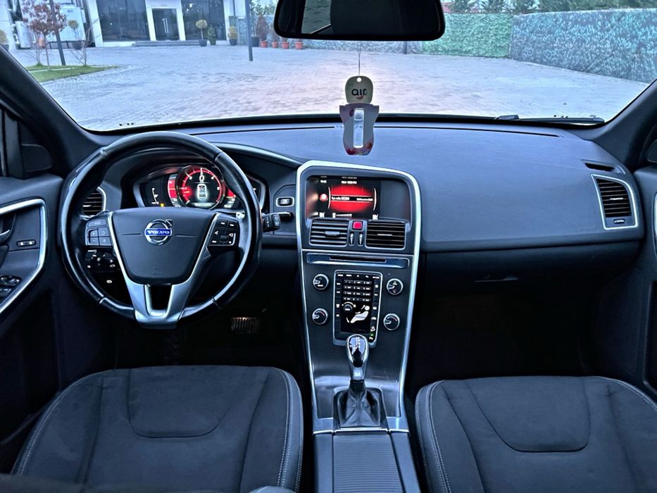 Volvo XC60 2.4 D4 AWD – 181 CP – R-Design – 2014 – Stare impecabilă