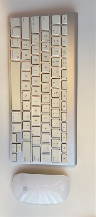 iMac компютър с мишка и клавиатура на около 10 години