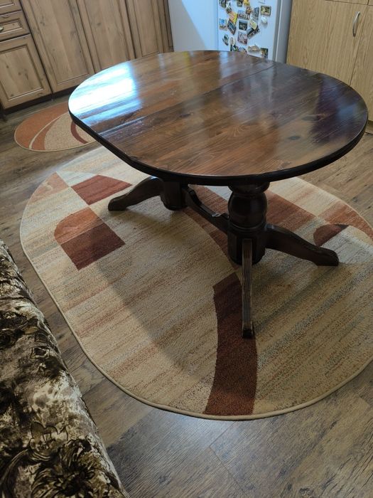 Масивна маса със столове и удобен диван- канапе