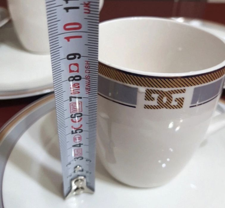 Set patru farfurii si doua cescute