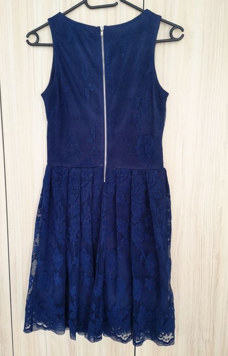 Синя рокля с дантела