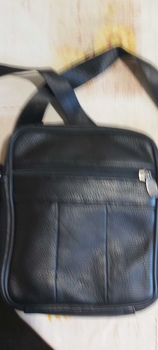 Продавам мъжки чанти от естествена кожа с пет отделения с цип