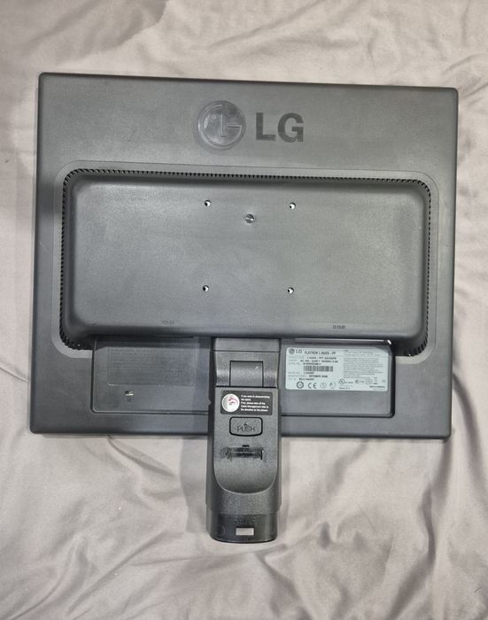 Монитор квадратный 19