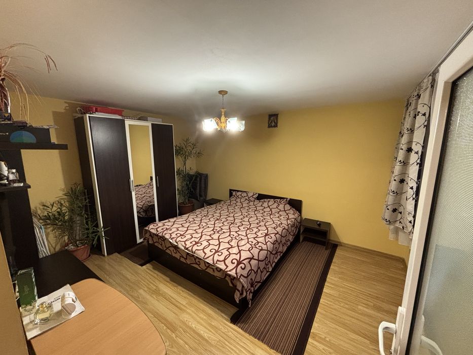 De vânzare 1\2 din casă