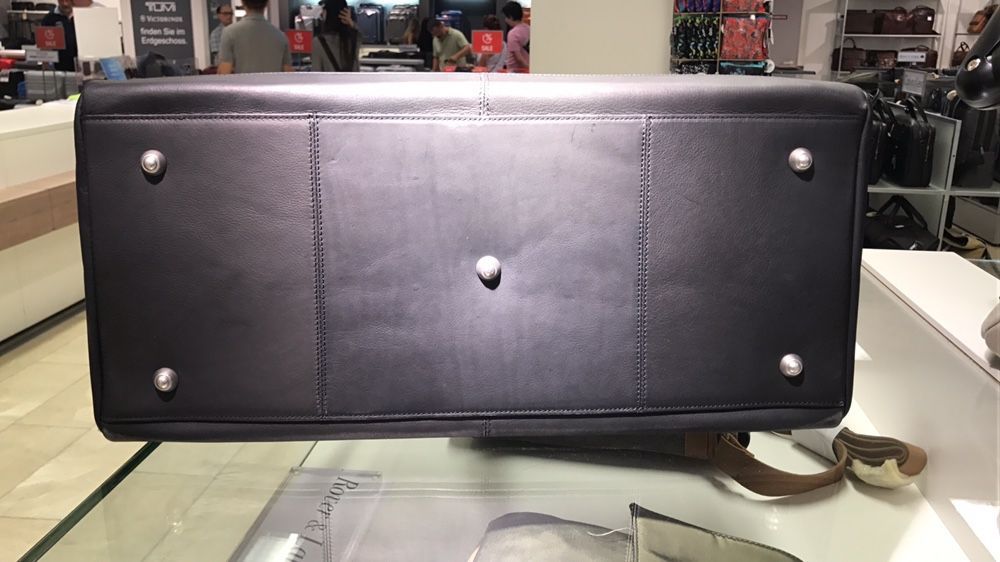 Vând geanta piele originala Bugatti.