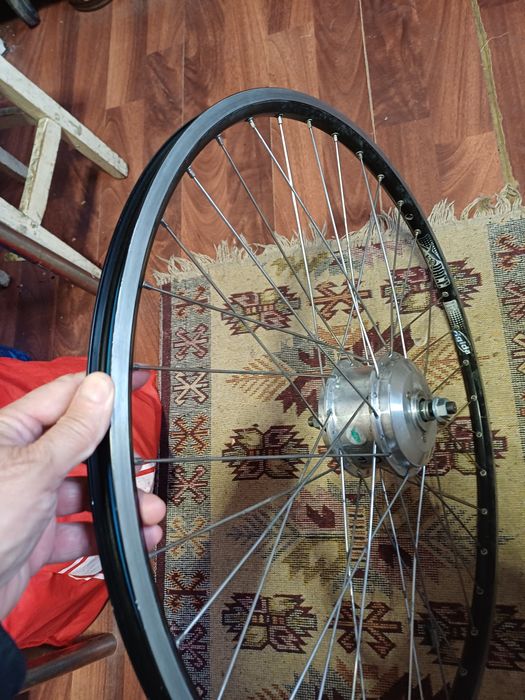 Roata de bicicleta cu motor de fata pe 28