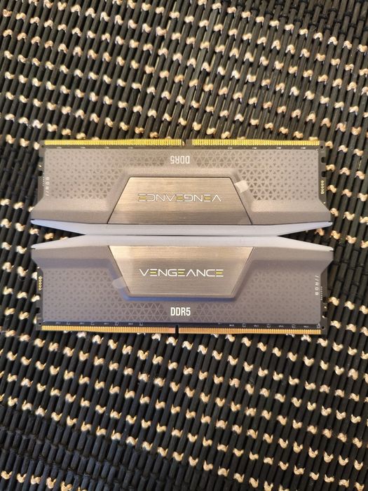 Memorie RAM DDR5 / Corsair VENGEANCE RGB / 64GB / 5200MHz CL40