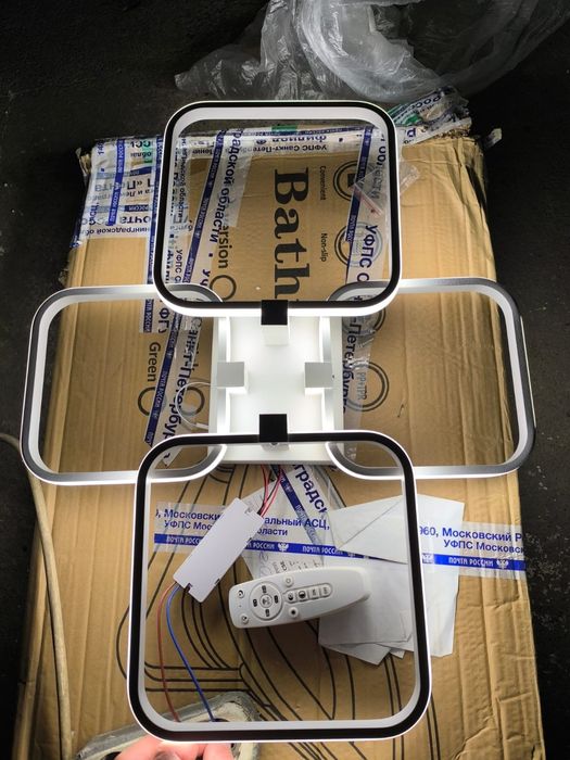 Люстры, светильники.