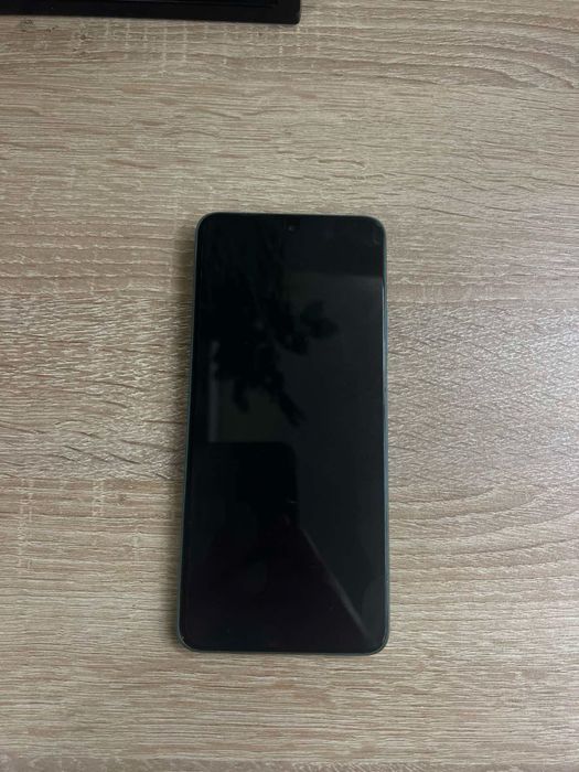 Това е Huawei nova 12i (в цвят Emerald Green / Изумрудено зелено).