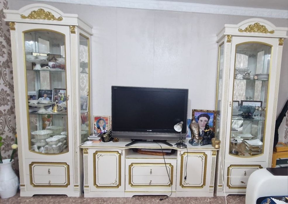 Продам шкаф для гостини срочно!