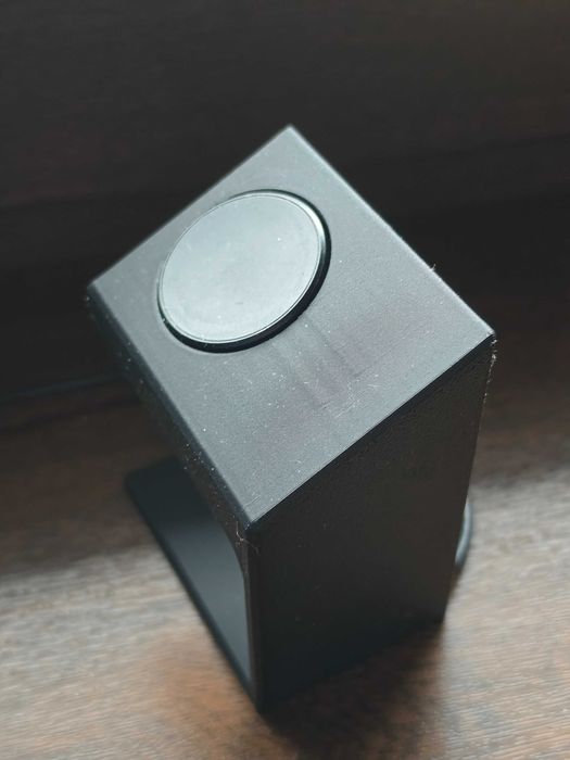 Стилна минималистична стойка за смарт часовник