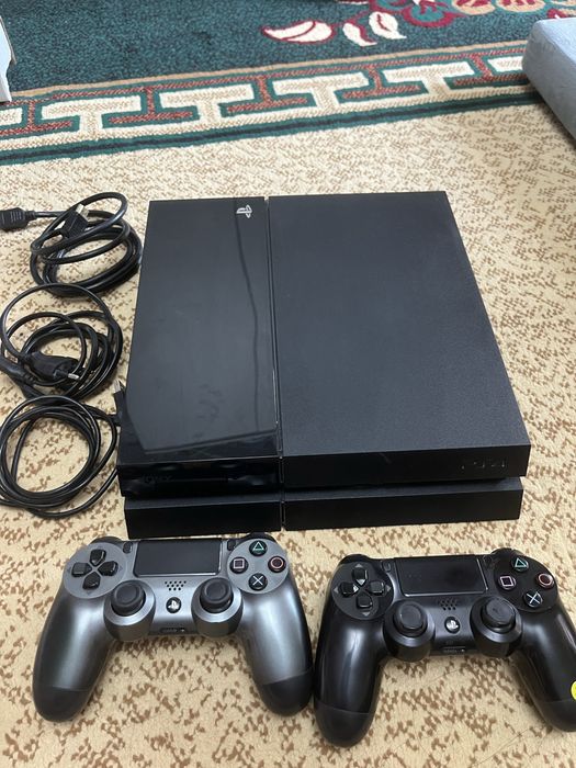 Продам PS4 Fat 500GB + 2 геймпада + игры