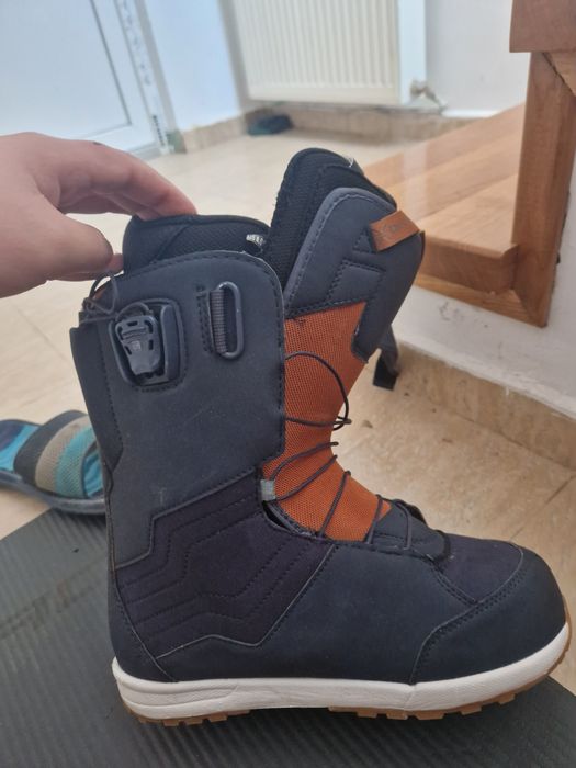 Încălțări pentru placa deeluxe