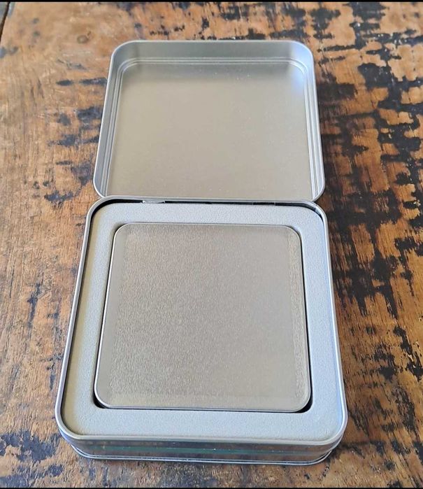 подложки за чаши 4 броя пластмаса със сребро и корк в метална кутия