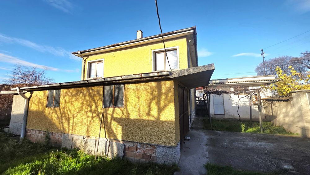 Двуетажна къща в с.Кочево, общ.Садово