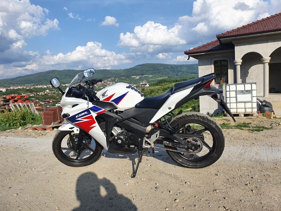 Vând Honda CBR 125R cat.A1 16 ani
An 2005 
Stare bună 
Întreținut : sc