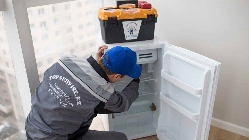 Мастер по ремонту холодильников. Диагностика холодильника. Мастер по ремонту холодильников. Сервисный центр по ремонту холодильников в москве. Мастер холодильного оборудования.